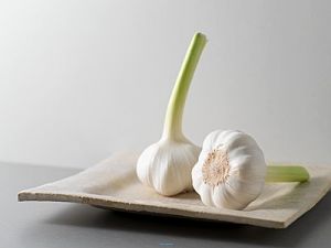 大蒜虽有百种好却多食无益 大量吃当心伤肝损眼