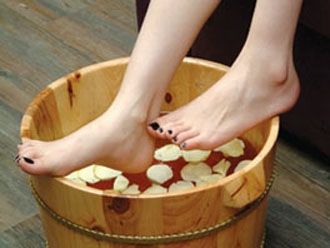 中医泡脚治女性手脚冰冷 红花防冻疮艾草温肺